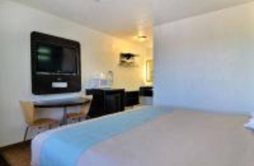Carlsbad Hotel | Cozy King Bed Room|Pool|Free Wifi