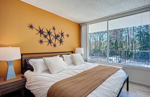 Hollyford Apartment | Cozy King Studio | Near Zoo & Downtown