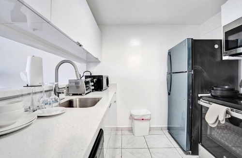 Golden Glades Apartment | Cozy Miami Gardens Studio King Bed & Tub - 208