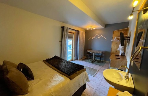 Twin Lakes Cabin | Cozy mountain lodge room steps from glacial lakes & Mt. Elbert