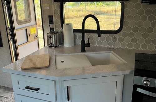 Clewiston House | Cozy New Camper on Lake Front with access to fishing