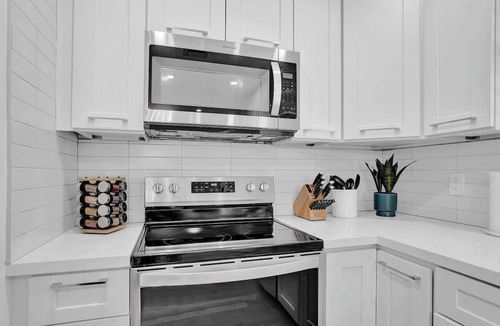 Lake Ridge Apartment | Cozy Oasis for 2 w/Insta-worthy Tropical Pool*