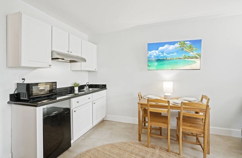 Galt Mile Condo | Cozy Ocean Front Condo, Pool & Tiki Bar - Sleeps 4