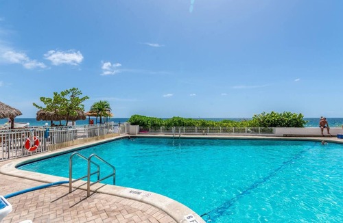 Galt Mile Condo | Cozy Ocean Front Condo, Pool & Tiki Bar - Sleeps 4