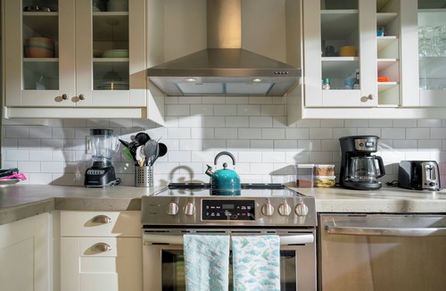 Deerfield Beach House | Cozy Pool house 1 mile to Deerfield Beach, Boca Raton, shopping & restaurants.