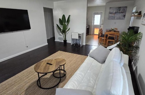 North Central Hollywood House | Cozy private 2BR Home with Outdoor space and BBQ grill
