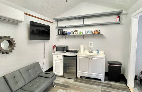 Seffner Community Alliance Cottage | Cozy & Private Guest House/Secluded Retreat