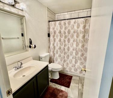 Trailwood House | Cozy Private room with Shared bathroom Inside a house