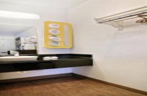 Carlsbad Hotel | Cozy Queen Bed ADA Room|Pool|Snacks