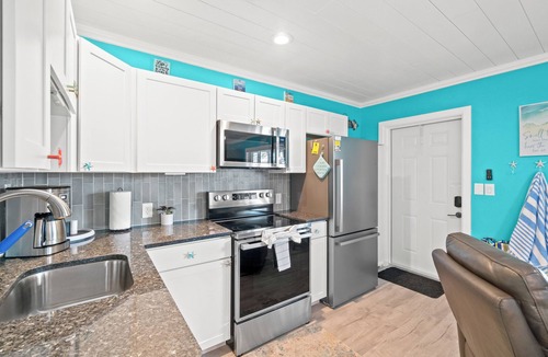 Silver Sands Beach Condo | Cozy remodeled, 1st flr, Beachside &just 28 steps to the sand/Surf Dr, POOL!