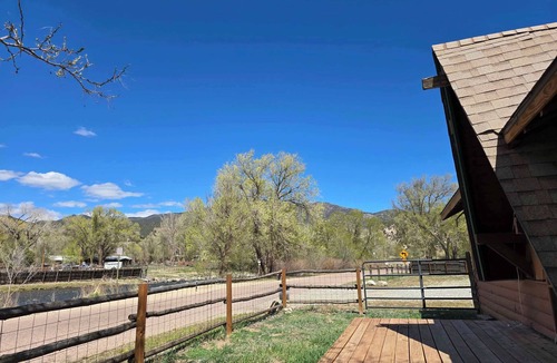 Howard Cabin | Cozy River Cabin with Arkansas River View