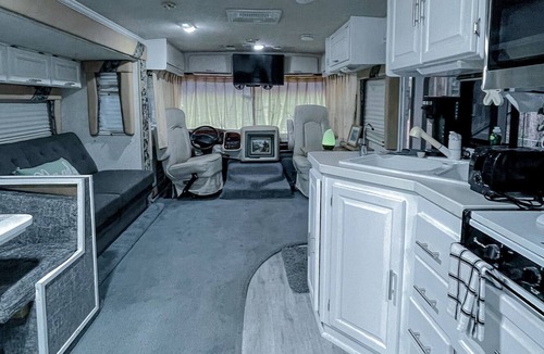Waldo House | Cozy RV with HOT TUB
