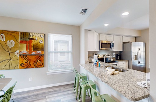 Arlington House | Cozy Spacious Home with Private Backyard and Patio, near shopping