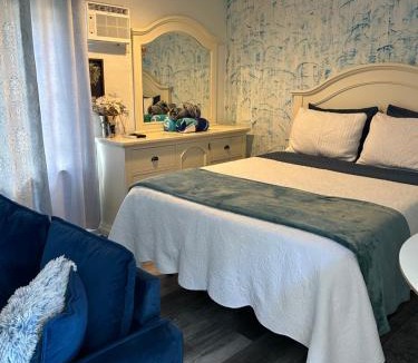 Gulf Gate Estates Apartment | Cozy Studio 10 minutes from Siesta Key -perfect for couples