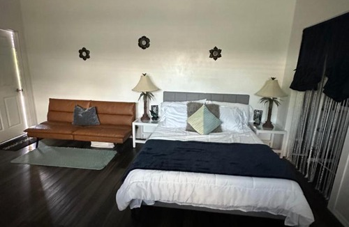 East Naples House | Cozy studio apartment with AC in Naples, just minutes from the beach