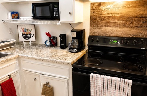 West San Antonio House | Cozy Studio Near Lackland AFB/Seaworld