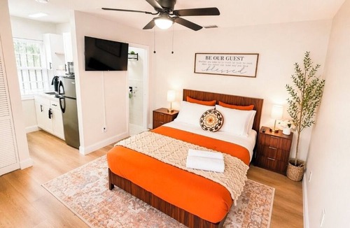 West Little Havana Apartment | Cozy studio with Kitchen + Free Parking + Central location in Miami.