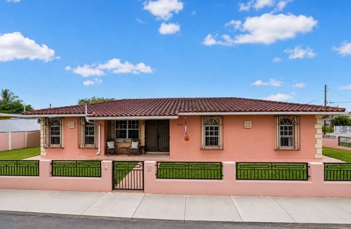 West Little Havana Apartment | Cozy studio with Kitchen + Free Parking + Central location in Miami.