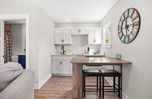 East Hill Apartment | Cozy Suite in East Hill