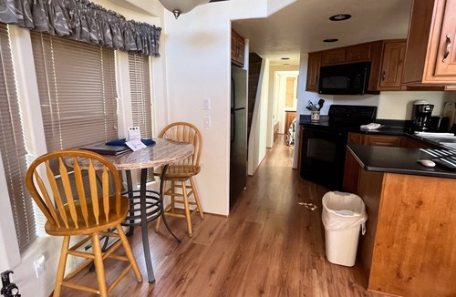 Almont Cabin | Cozy "Tiny Home" style Cabin Perfect for Couples and Families
