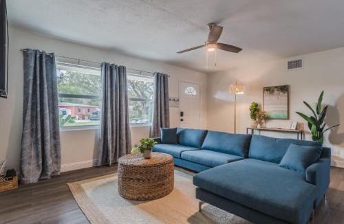 Walsingham House | Cozy tropical house w pool & tiki patio