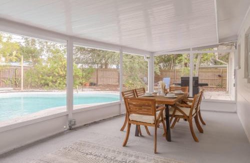 Walsingham House | Cozy tropical house w pool & tiki patio