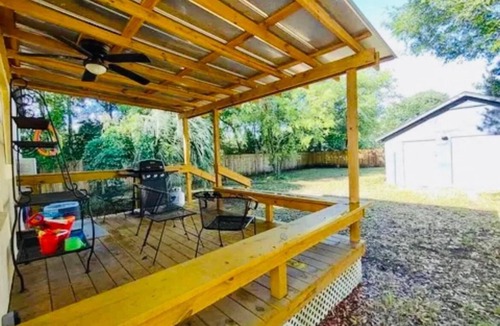 Pensacola House | Cozy Yellow Cottage with Garage