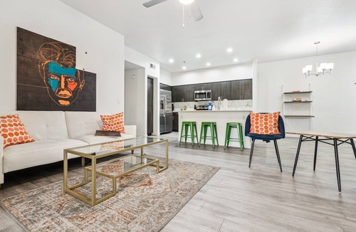 Glendale Sports and Entertainment District Apartment | CozySuites Glendale by the stadium with pool! 31