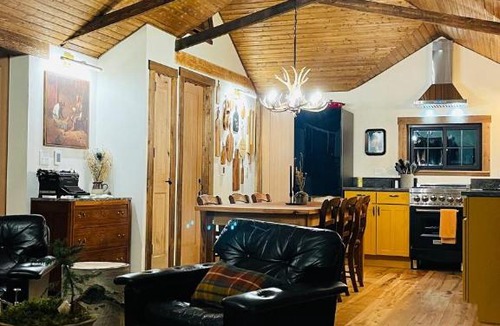 Shadow Mountain Ski Chalet | Creekside Cabin Red Rocks Concert Retreat