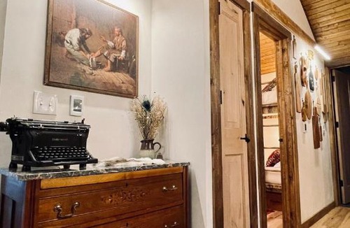 Shadow Mountain Ski Chalet | Creekside Cabin Red Rocks Concert Retreat