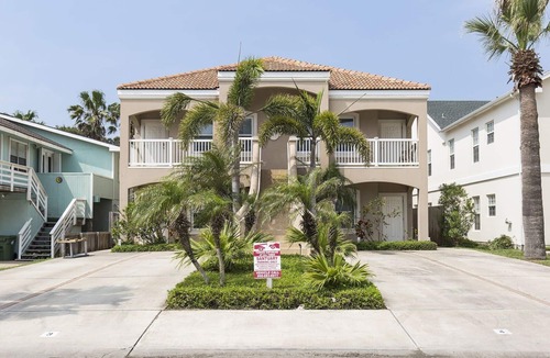 South Padre Island Condo | Cushy Crab, Pool and 3 Minute Walk to Beach!