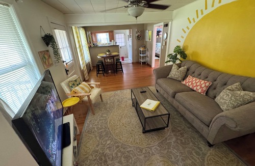Arlington House | Cute, comfy and pet friendly cottage close to everything!