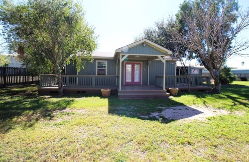 Port Mansfield House | Cute & Cozy! Close to ramps, stores & more!
