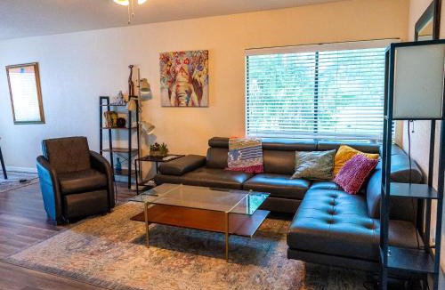 University Heights Apartment | Cute home w/massage chair and wifi