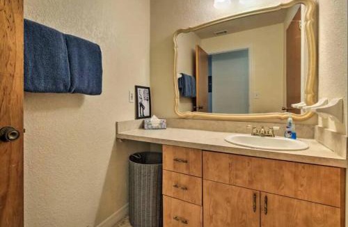 University Heights Apartment | Cute home w/massage chair and wifi