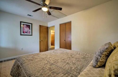 University Heights Apartment | Cute home w/massage chair and wifi