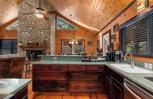 Morgan House | Cute Log Cabin near Lake Whitney in The Canyons