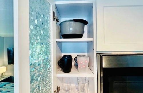 Mango Groves Apartment | Cute & modern studio apartment with prime location in downtown Lake Worth Beach!