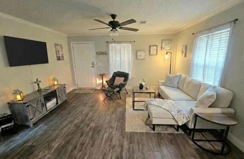 Crestview House | Cute 'n' Cozy, Pet Friendly Cottage!