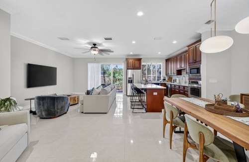Pompano Beach Villa | Daisy Townhouse Villas Step from the beach