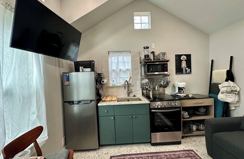 Northwest Dallas Cabin | Dallas Guest House | Monthly Stays | Near Love Field | Shared Outdoor Kitchen