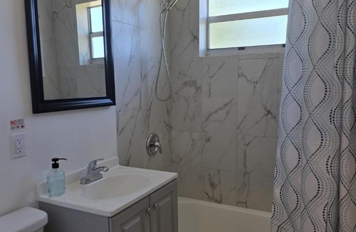 Hallandale Beach Hostel | Daphne's Tropical Oasis Female Only Hostel