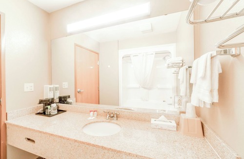 Beeville Hotel | Days Inn & Suites by Wyndham Beeville