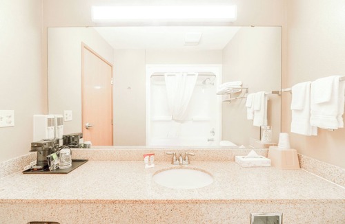 Beeville Hotel | Days Inn & Suites by Wyndham Beeville