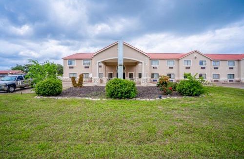 Beeville Hotel | Days Inn & Suites by Wyndham Beeville