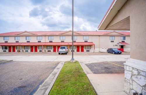 Beeville Hotel | Days Inn & Suites by Wyndham Beeville