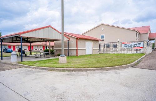 Beeville Hotel | Days Inn & Suites by Wyndham Beeville