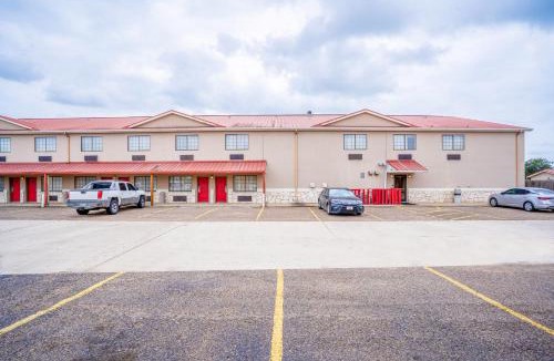 Beeville Hotel | Days Inn & Suites by Wyndham Beeville