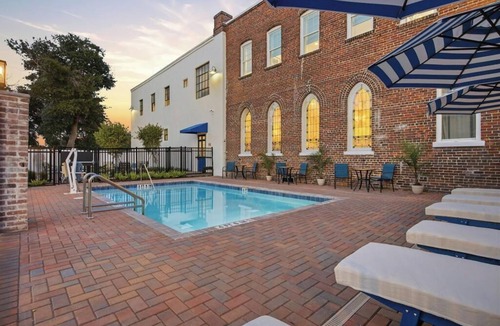 Downtown Jacksonville Apartment | Decadence Wing at Raven Hotel -Pool OnSite Parking