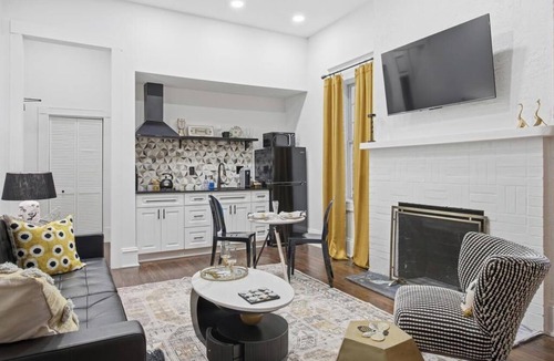 Downtown Jacksonville Apartment | Decadent Studio at the Raven Pool OnSite Parking